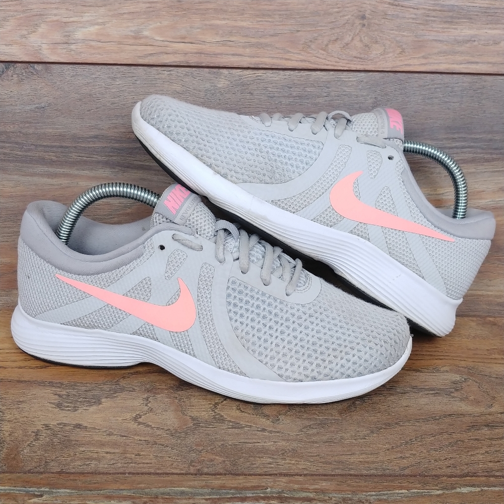 Nike Revolution 4